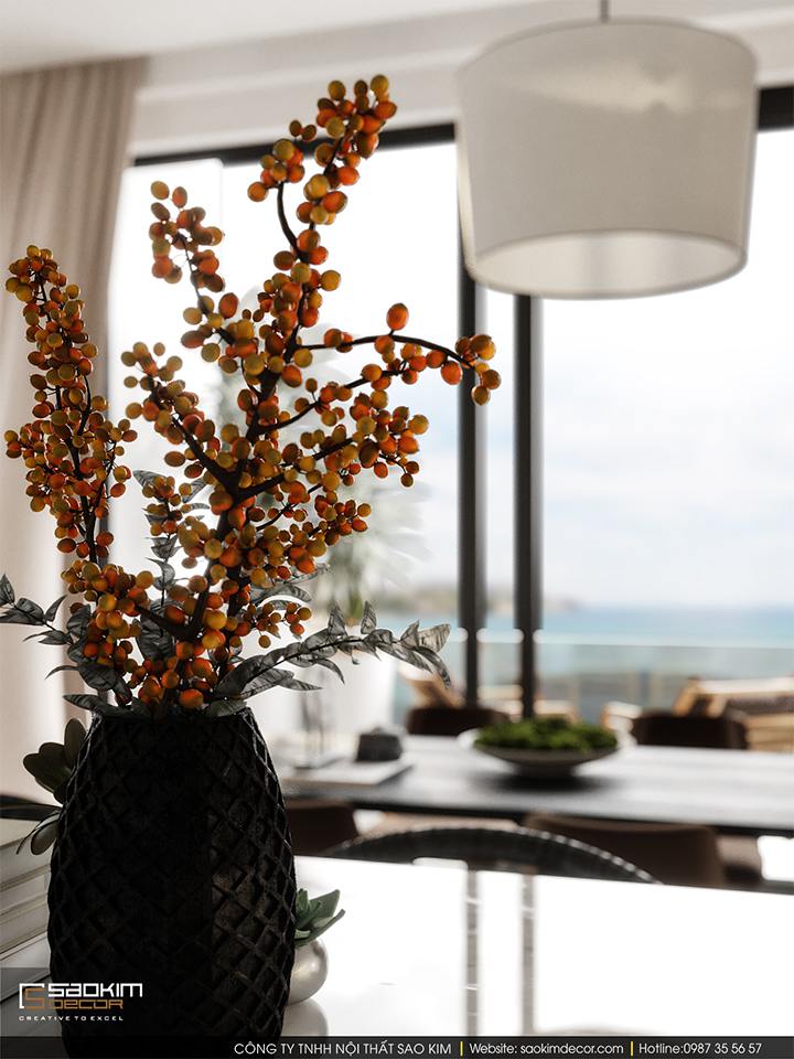 Bình hoa trang trí giúp không gian biệt thự gần biển thêm phần cuốn hút